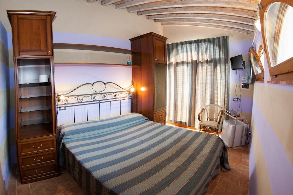 Casa Vacanze "Casale Al Pino" Рипарбелла Номер фото